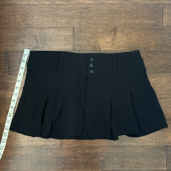 Black mini skirt - Picture 3 of 4